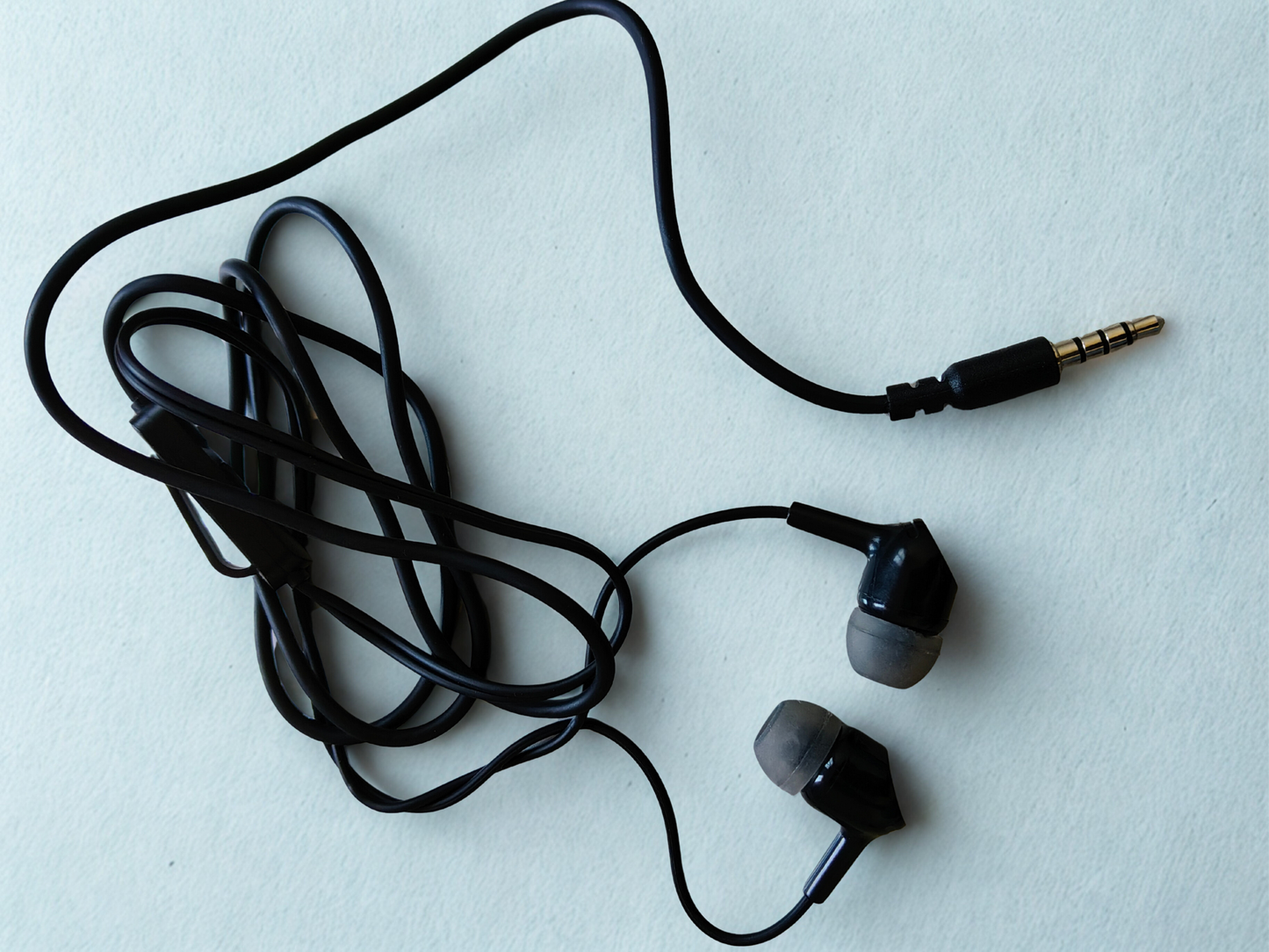 High-Quality Wired Earbuds – Built-in Mic & Durable Cable